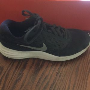 Nike youth boys tennis shoes